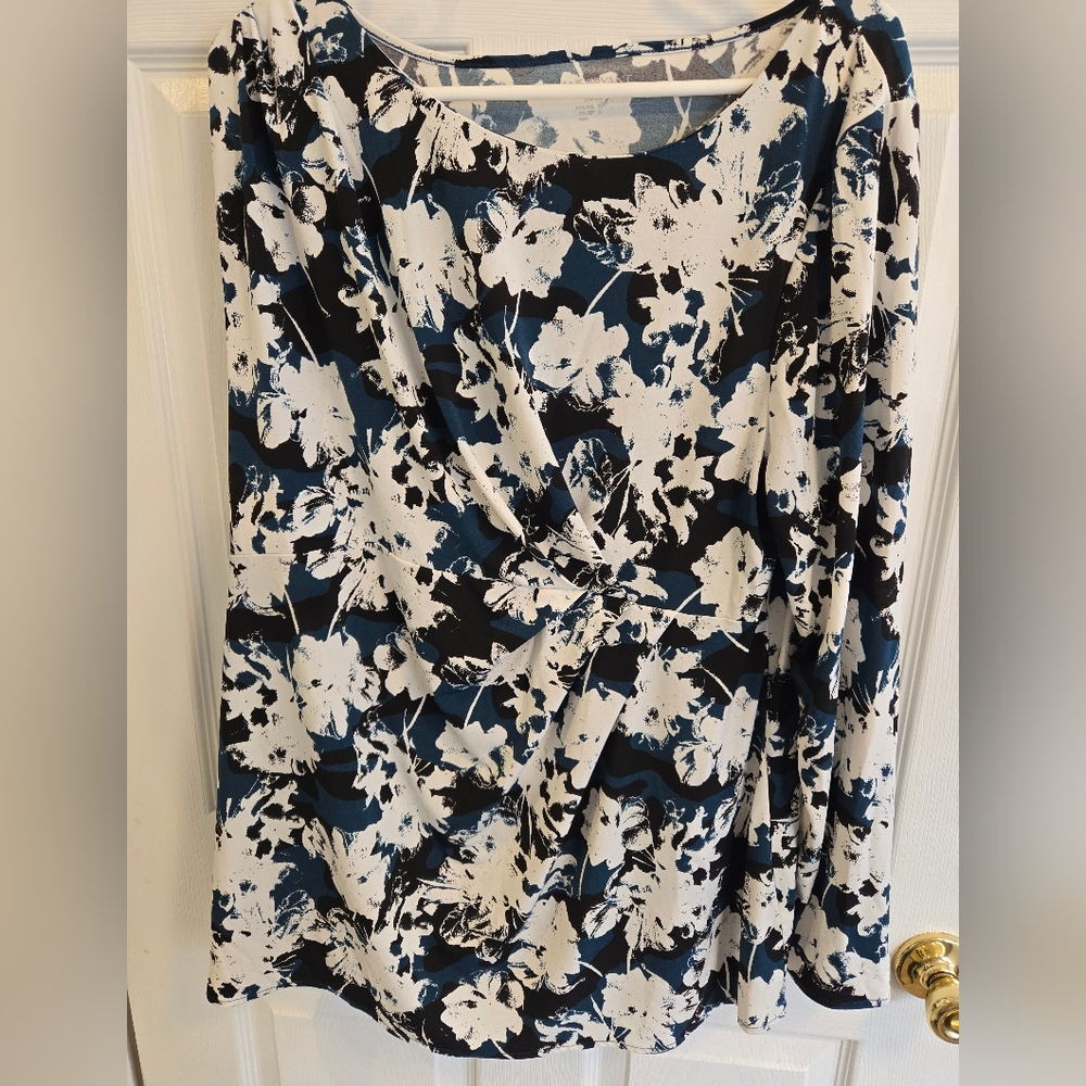 Lane Bryant ruched front long sleeve top. Black, turquoise and white 18/20